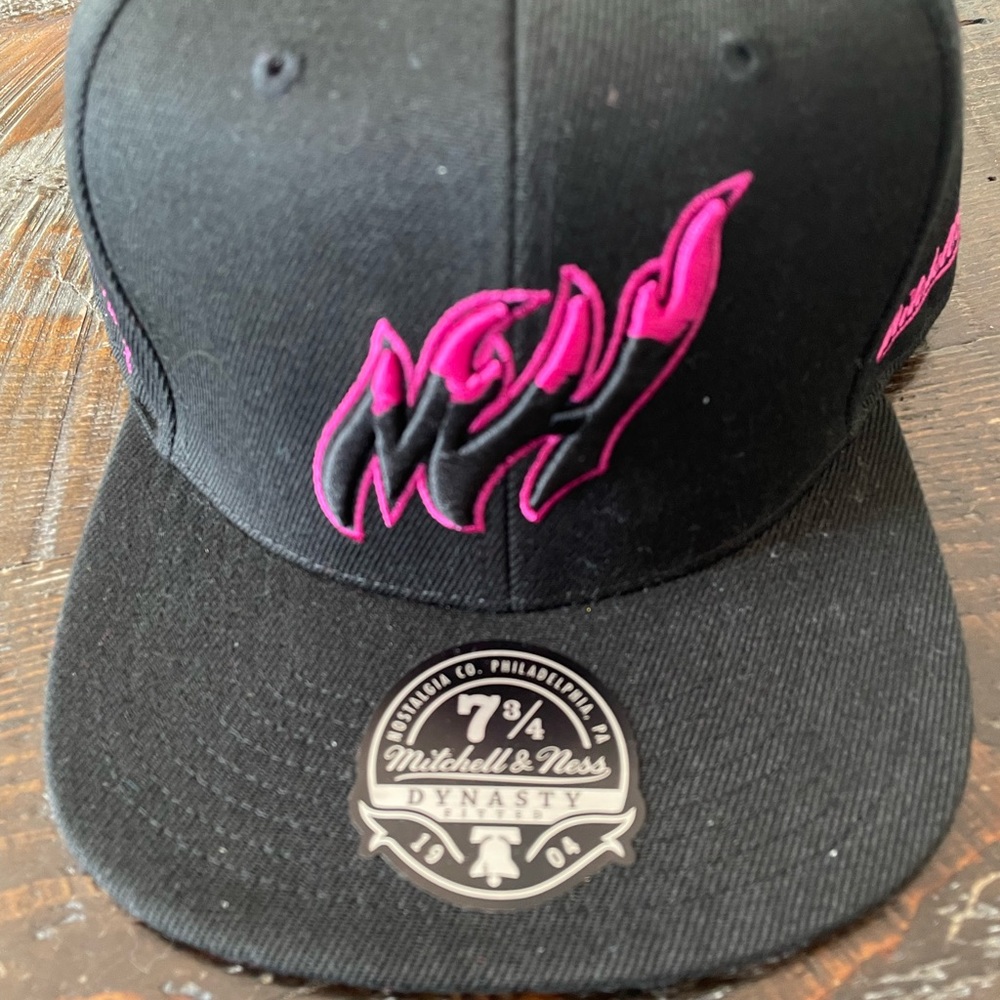 Mitchell & Ness New Miami Heat Eclipse Fitted Hat. Size 7 3/4.